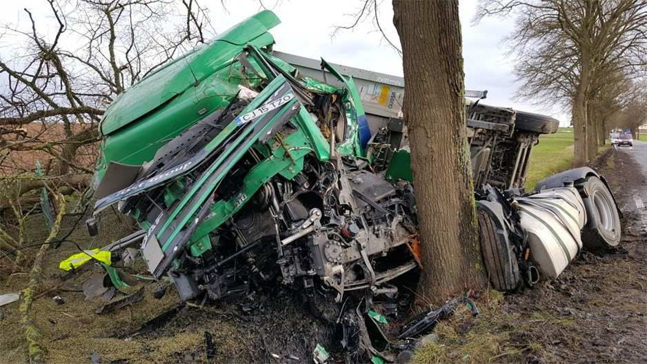 A adormit la volan: Un bărbat a murit după ce a intrat cu TIR-ul într-un arbore. Foto simbol: Someseanul.ro