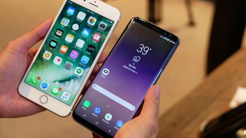 Telefoanele Apple folosesc iOS, în timp ce toate dispozitivele Galaxy S au fost construite în jurul platformei Android.