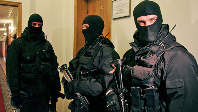В Киеве офицеры СБУ ворвались в офис РИА Новости Украина.