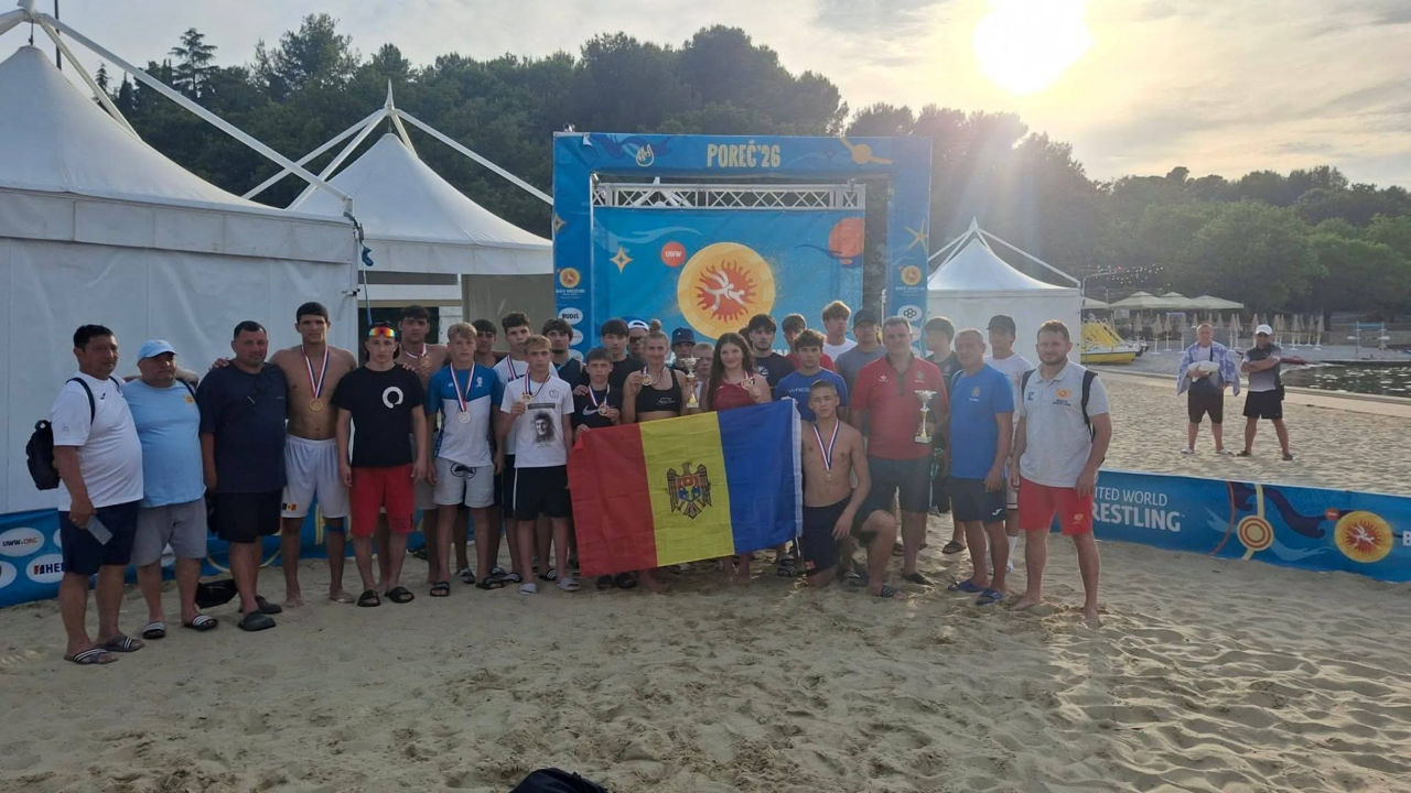 Сборная Молдовы заняла второе место на чемпионате Европы по пляжной борьбе U20.