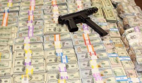 24 de milioane de dolari cash, dar şi substanţe narcotice, găsite într-o casă din Miami. Foto: news.usa.extra.hu