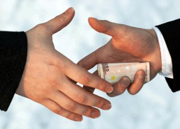  Bărbatul a fost reținut în flagrant, în timpul primirii banilor chiar în biroul său de serviciu. 