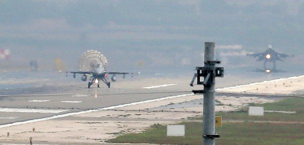 Turcii au doborât un avion la hotarul cu Siria.  Foto: AP Photo / Emrah Gurel