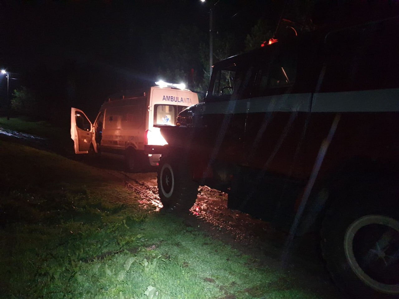 Под Тараклией застрявшей в грязи "скорой" понадобилась помощь спасателей.