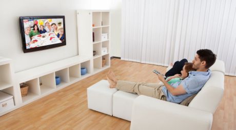 Poziţionarea la o distanţă greşită de televizor poate provoca privitorului dureri de cap şi chiar afecţiuni oculare. Foto: realitatea.net