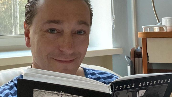 Сергей Безруков госпитализирован с коронавирусом.