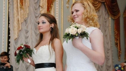 O femeie şi o transsexuală s-au căsătorit în mod oficial, ambele purtând rochii albe, la Sankt Petersburg.