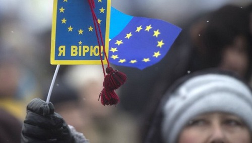 Ранее Еврокомиссия и некоторые ведущие евродепутаты настаивали, что Соглашение об ассоциации нужно подписать после проведения досрочных президентских выборов 25 мая.