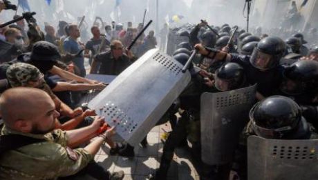 Aproape 8.000 de persoane au fost ucise de la începutul conflictului din estul Ucrainei. Foto: agerpres.ro