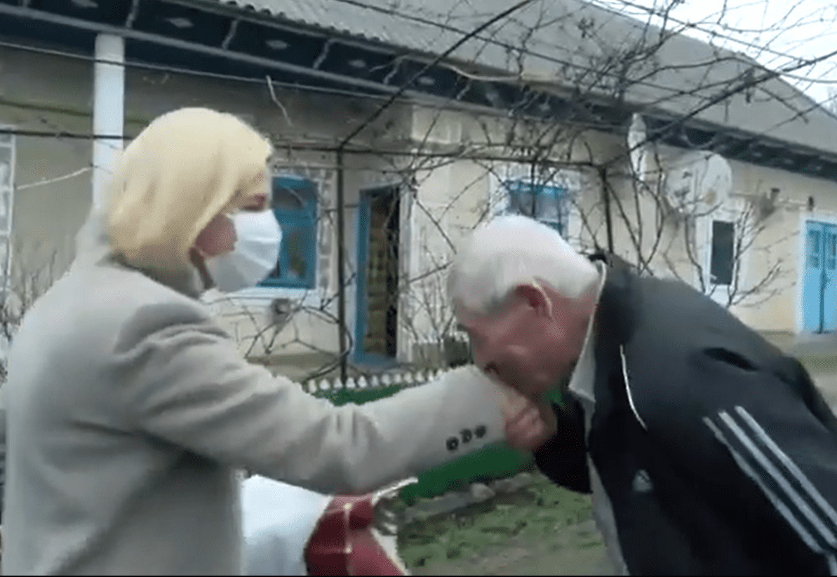 Ирина Влах посетила село Карбалия и подарила жителям подарки.