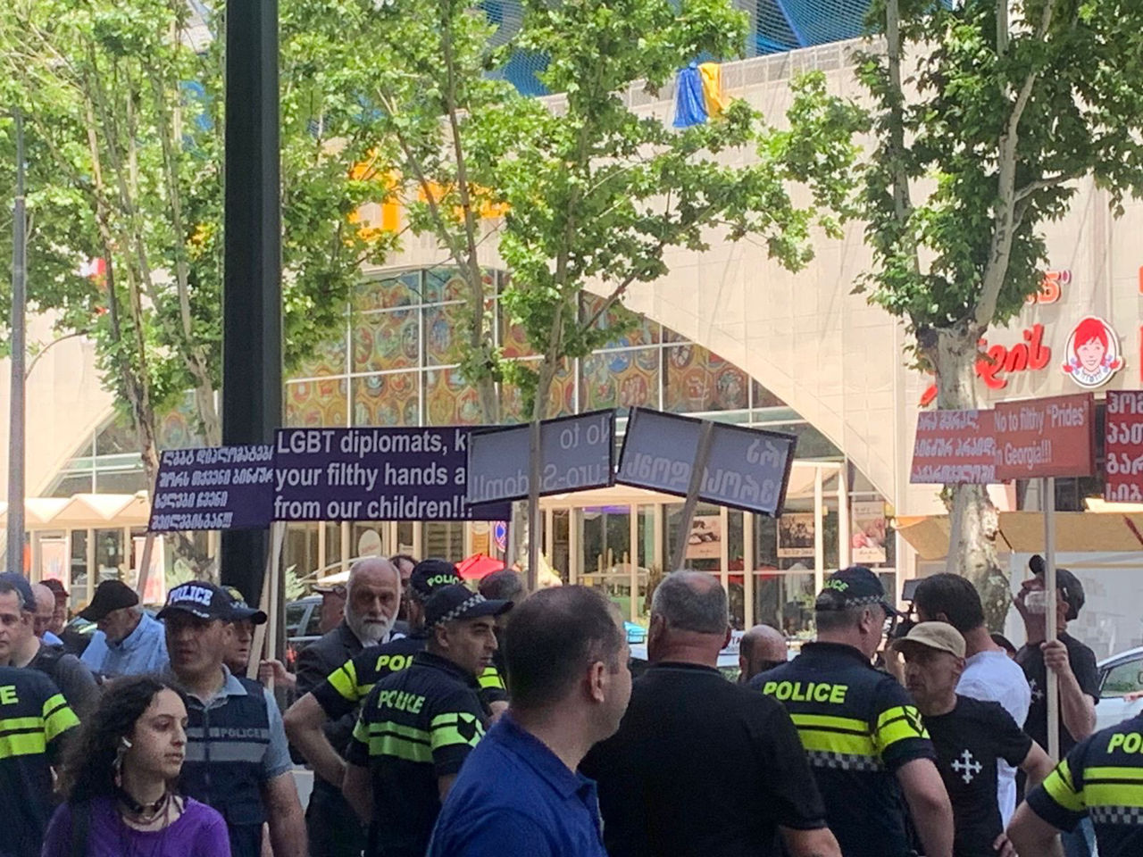 В Тбилиси на акции против ЛГБТ под посольством Литвы порвали флаг ЕС: трое задержанных.
