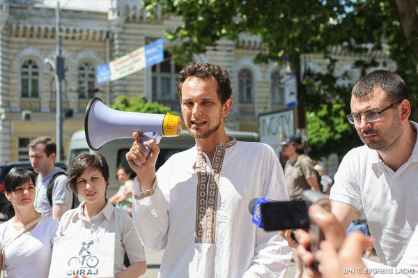 Activistul Oleg Brega.