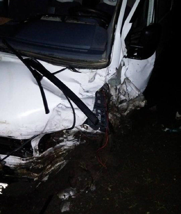 Două persoane au rămas blocate în mașină în urma unei coliziuni. Foto: dse.md