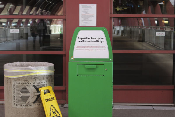 Coşuri de gunoi speciale pentru marijuana, instalate pe aeroportul din Las Vegas. Foto: AP Photo
