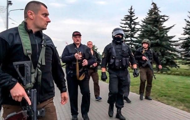  Президенту Белоруссии Александру Лукашенко подарили портрет с автоматом и в сопровождении сына.