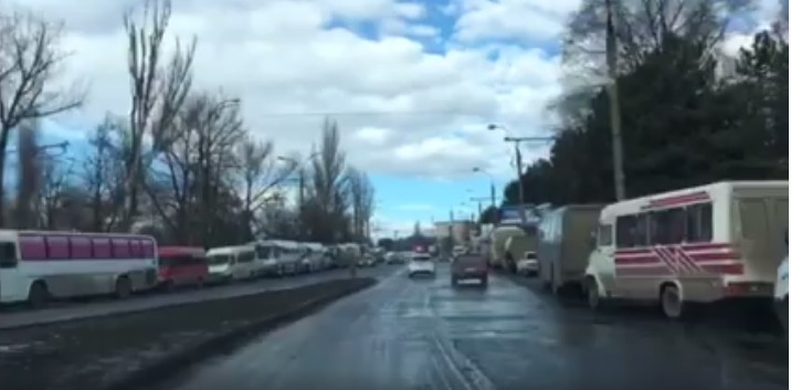 На видео видно, что из-за большого скопления машин, на одной из трасс произошла авария.