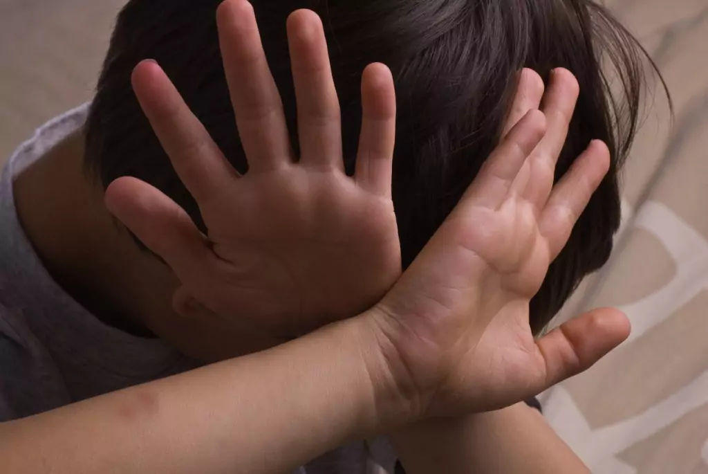 Copil amenințat cu cuțitul, jefuit și abuzat sexual de un pușcăriaș la Strășeni.