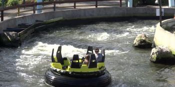 O fetiță a murit după ce a căzut din instalația unui parc de distracții. Foto: youtube
