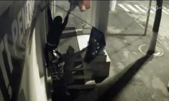 Cinci tineri au vandalizat aseară sediul Partidului Liberal. Foto: captura video 