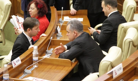 Jocurile din culisele negocierilor pentru formarea coaliţiei de guvernare se fac nu pentru Parlament sau formarea Guvernului, dar pentru funcţia de preşedinte la care pretinde Vladimir Plahotniuc.