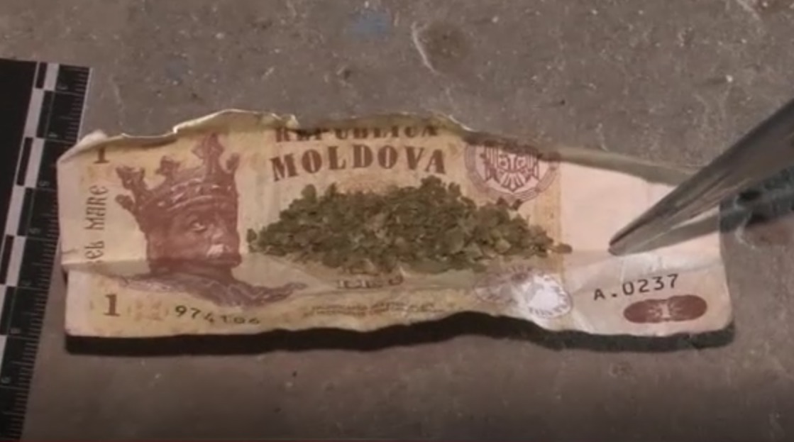 Doi șoferi de troleibuz din Capitală, prinși cu droguri. Foto: Captură video