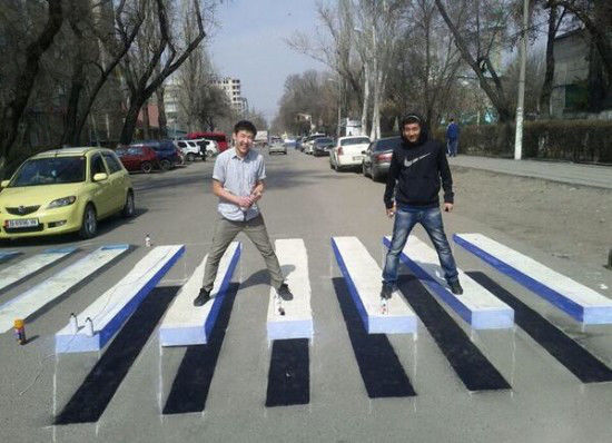 Trecere pietoni 3D.  E imposibil să nu o vezi de la volan. Foto: Promotor.ro