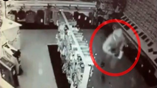 Камера наблюдения магазина в Страшенах запечатлела кражу планшетов.