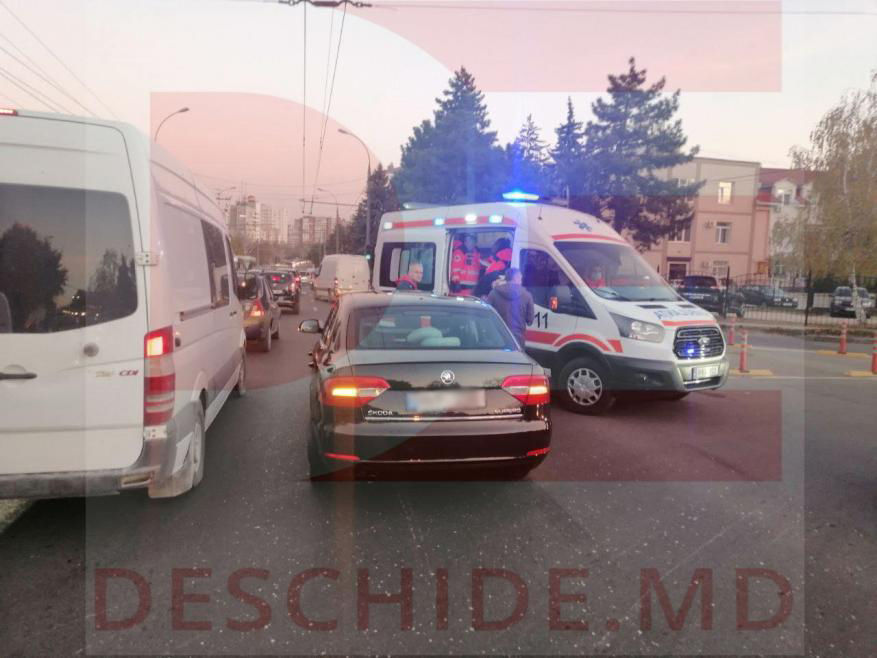 В Кишиневе автомобиль сбил ребенка рядом с посольством Польши.
