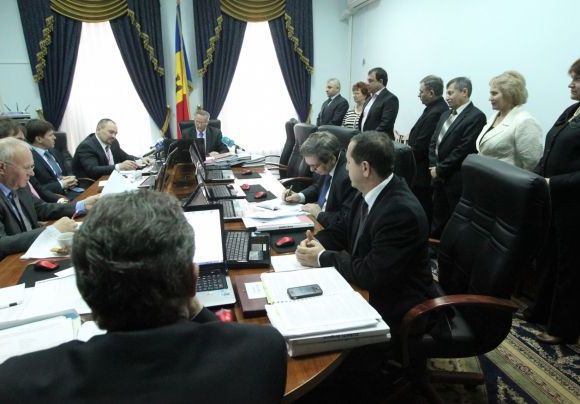 În cel de-al cincilea tur de scrutin, adunarea judecătorilor nu a reușit să aleagă un membru dintre cei patru candidaţi.