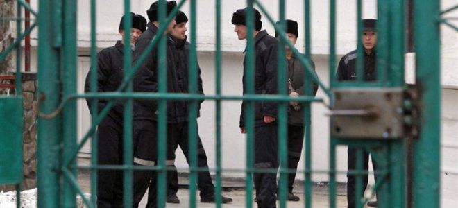 В обществе неоднозначно оценивают инициативу Минюста о компенсациях заключенным.