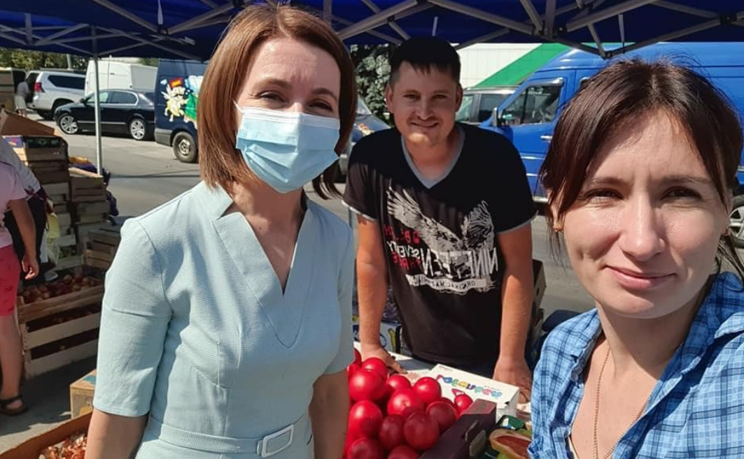 Майю Санду заметили делающей покупки на ярмарке в столице.