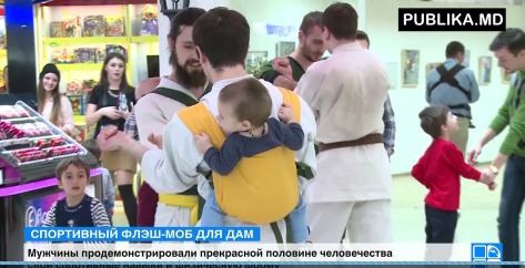 Мужчины продемонстрировали прекрасной половине человечества свои спортивные навыки и физическую форму.