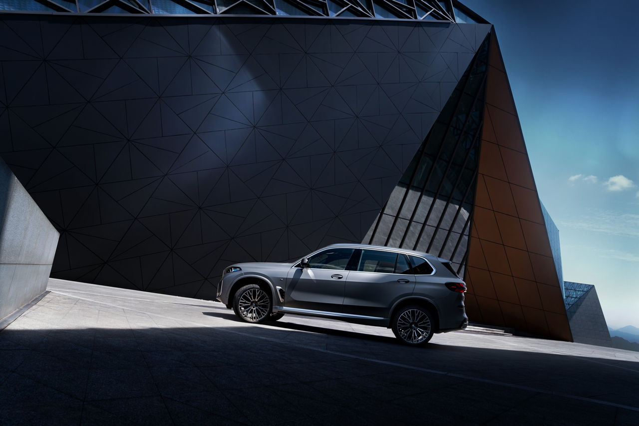 BMW X5 получил новую роскошную версию с удлиненной колесной базой.