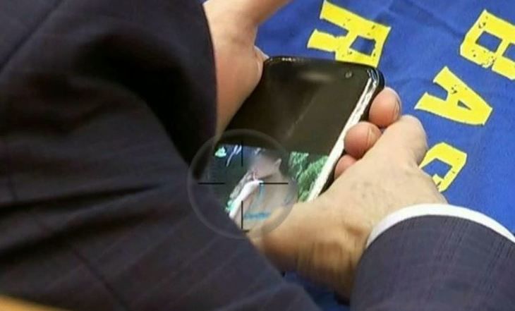 Senator român, prins uitându-se pe telefon la poze sexy în timpul ședinţei dedicate Unirii.