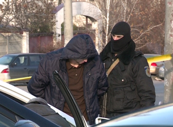 In aceste momente, in mai multe locatii din capitala au loc retineri cu mascati.