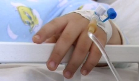 Un copil de trei ani din capitală a ajuns la spital după ce a înghiţit câteva pastile prescrise mamei sale.