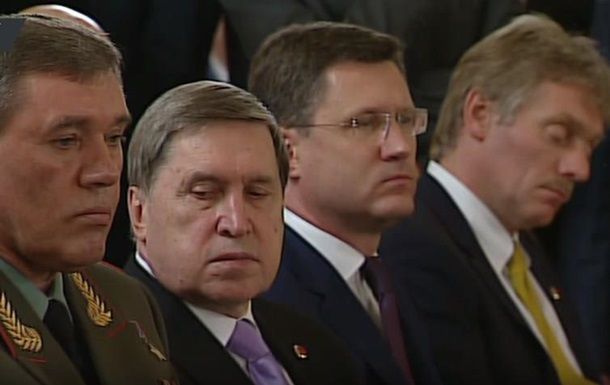 Пресс-секретарь российского президента Дмитрий Песков заснул во время пресс-конференции.