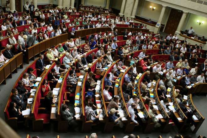 Закон, позволяющий распустить Коммунистическую партию Украины, вступил в силу 24 июля. Фото: reviewnews.net.