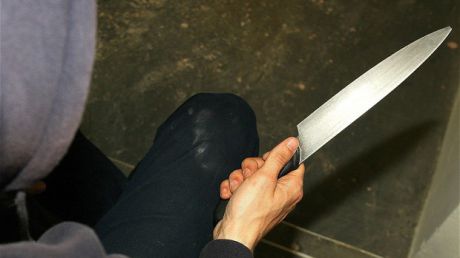 O femeie care avea asupra ei un cuţit, s-a repezit la un procuror, încercând să-l înjunghie. Foto: telegraph.co.uk