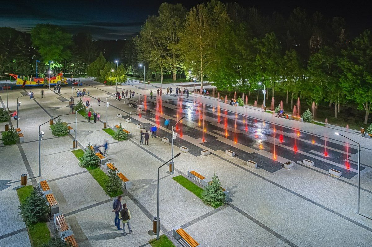 В Кишиневе продолжаются работы по освещению улиц.