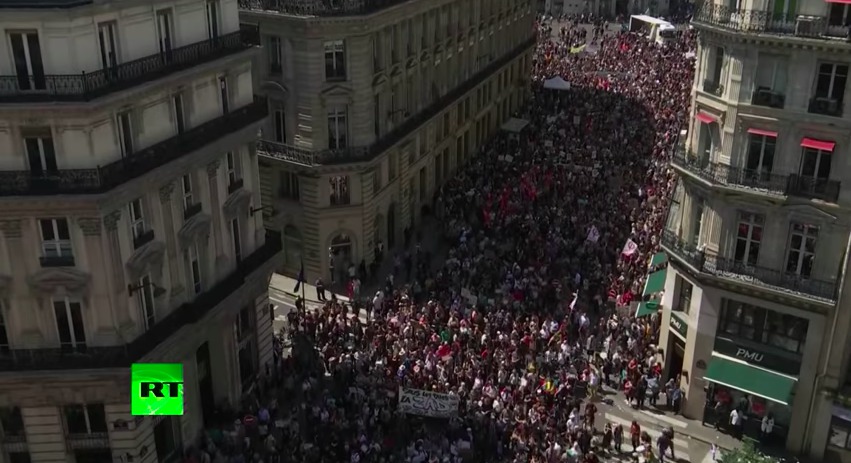 В Париже проходит шествие против президента Франции Эммануэля Макрона.