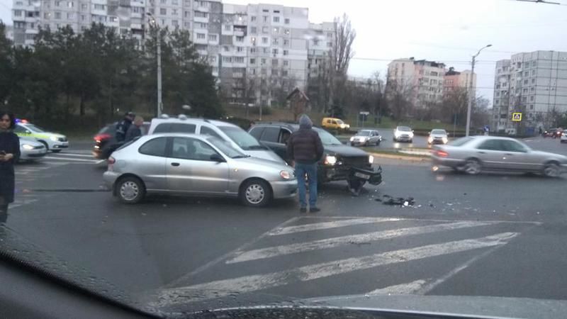 На улице Алеку Руссо столкнулись три автомобиля.