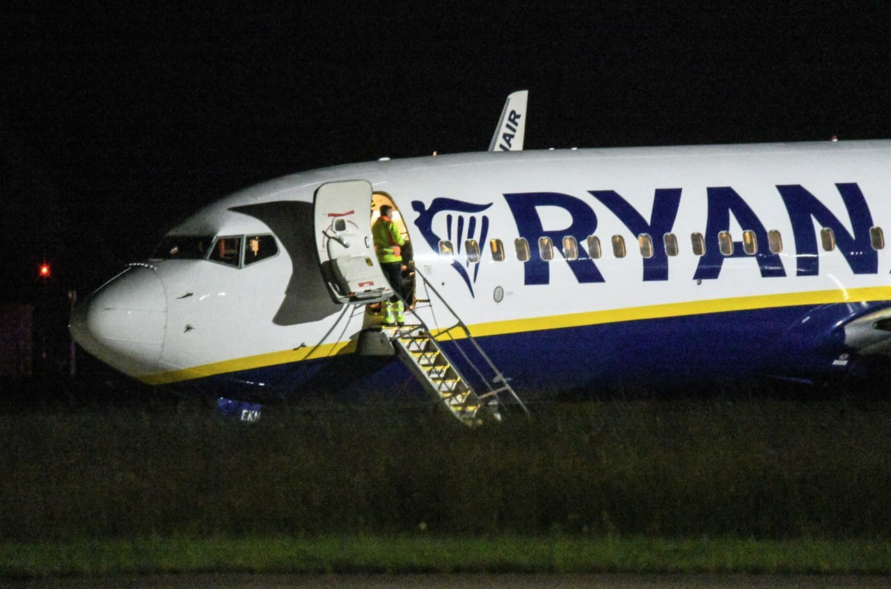 Самолет Ryanair попал в турбулентность и аварийно сел в Баварии: пострадали 9 человек.