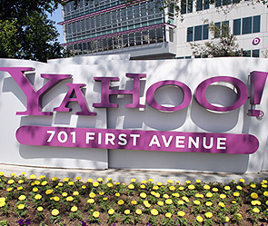 Компания Yahoo! Inc. основана в 1994 году, владеет одноименным поисковиком и предоставляет широкий спектр интернет-сервисов, услугами которых пользуются в общей сложности более 0,5 миллиарда пользователей. 