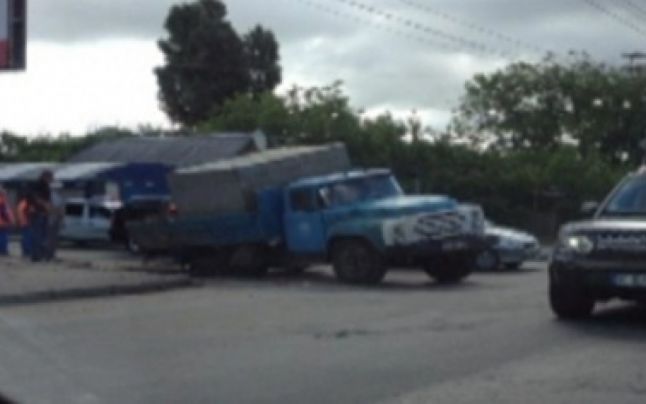 Un camion a rămas ieri dimineaţă cu roţile din spate sub asfalt.