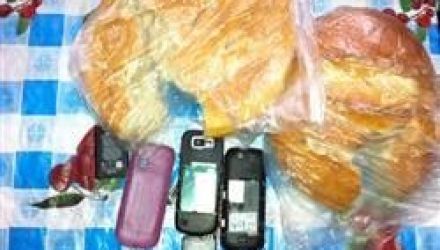 Persoanele care au adus coletele au fost reținute de poliție.