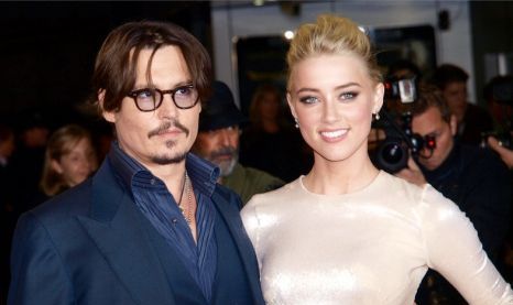  Johnny Depp a rămas uluit când două fete frumoase s-au apropiat de el şi de iubita lui, Amber Heard, luându-l peste picior.
