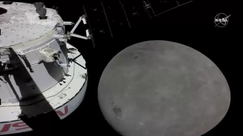 Космический корабль NASA приблизился к Луне.