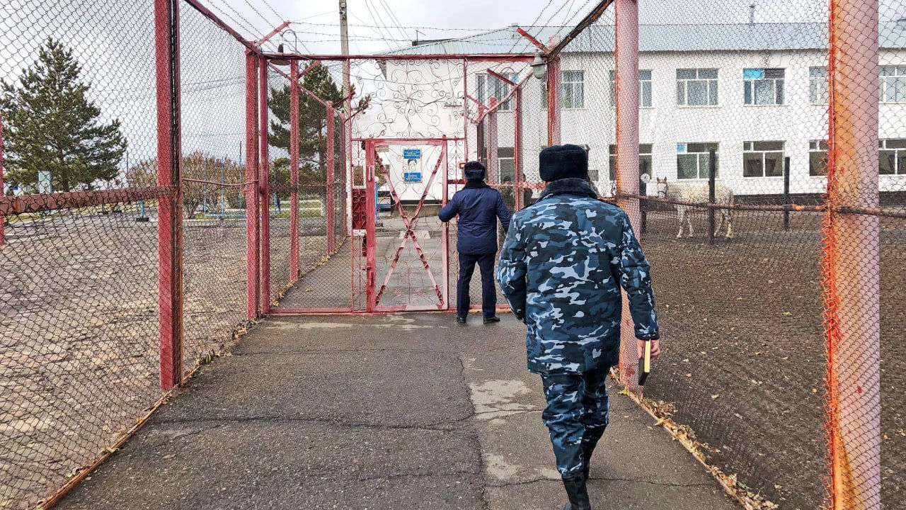 Казахским чиновникам проведут экскурсии в зоны ради борьбы с коррупцией.