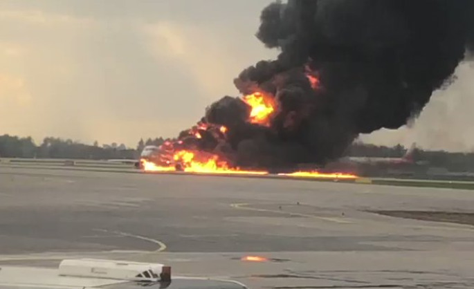 Пассажирский самолет SSJ-100 загорелся при аварийной посадке в аэропорту Шереметьево. 
